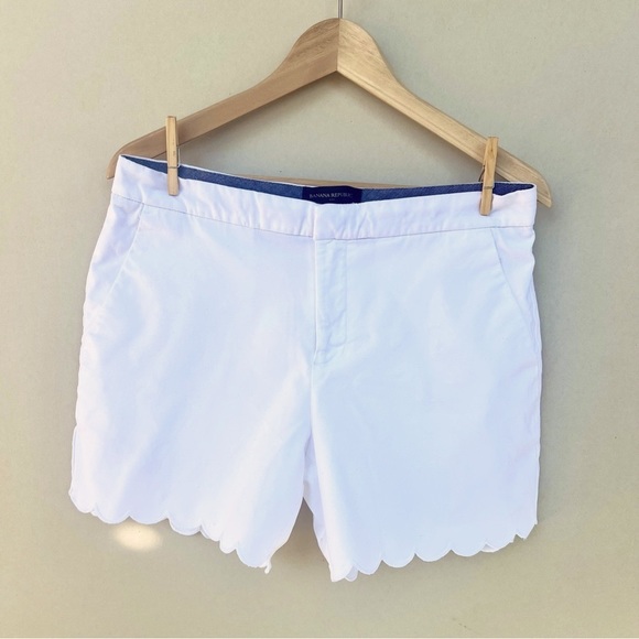 Banana Republic Pants - Banana Republic White Scalloped Hem Shorts size 6